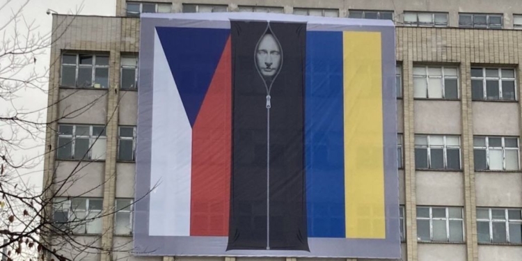 Матеріалізація чуттєвих ідей. Мурал з путіним, що нарешті заспокоївся, з’явився в Чехії (ФОТО)