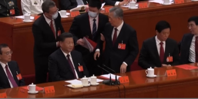 Імператор Сі та його “зірка смерті”. Навіщо глава Китаю вигнав свого попередника з 20-го з’їзду КПК (ВІДЕО)