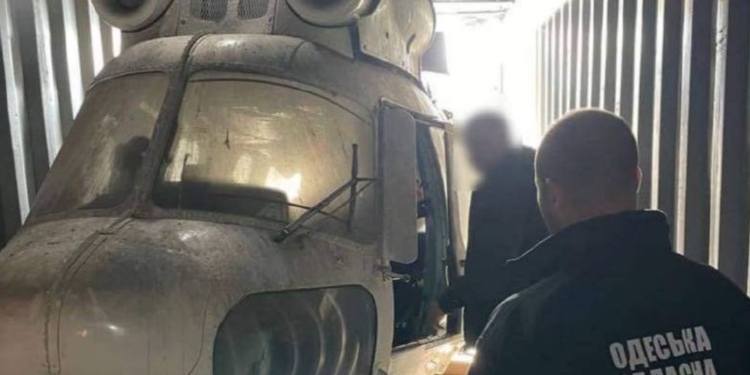 На Одеській митниці під час ревізії схованих від розмитнення контейнерів знайшли вертоліт (ФОТО, ВІДЕО)