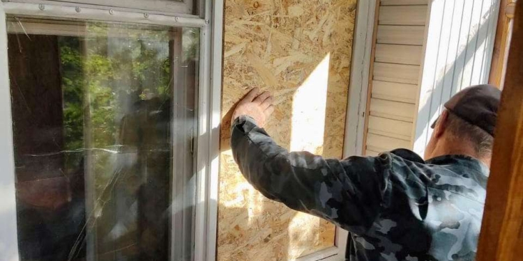 За 2 тижні жовтня в Миколаєві ОСБ-плитами закрили 10 тис.кв.м віконних прорізів. Результати відновлення пошкодженої російськими обстрілами інфраструктури на Миколаївщині в цифрах (ФОТО)