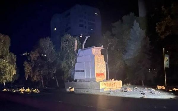 В Миколаєві «ліквідували» пам’ятник радянським міліціонерам (ФОТО)