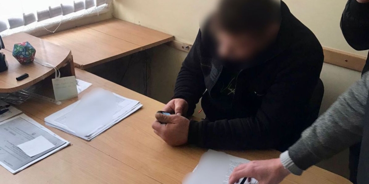 Знов незаконна порубка дерев затесалася: миколаївські правоохоронці затримали чоловіка за підкуп поліцейського (ФОТО)