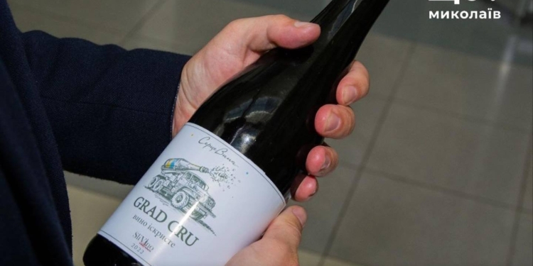 Унікальне вино зі «смаком металу й пороху» з Миколаєва виставлять на аукціон (ФОТО)