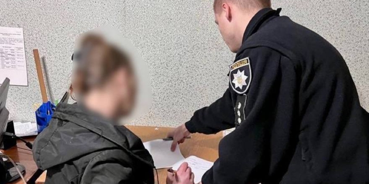 За збут наркотиків слідчі поліції на Миколаївщині затримали жінку та повідомили їй про підозру (ФОТО) 