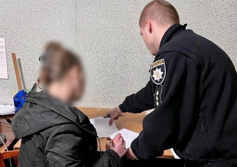 За збут наркотиків слідчі поліції на Миколаївщині затримали жінку та повідомили їй про підозру (ФОТО) 