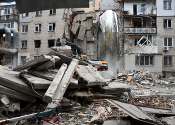 В Миколаєві завершили пошуково-рятувальні роботи на місці зруйнованої російською ракетою п’ятиповерхівки (ФОТО, ВІДЕО)