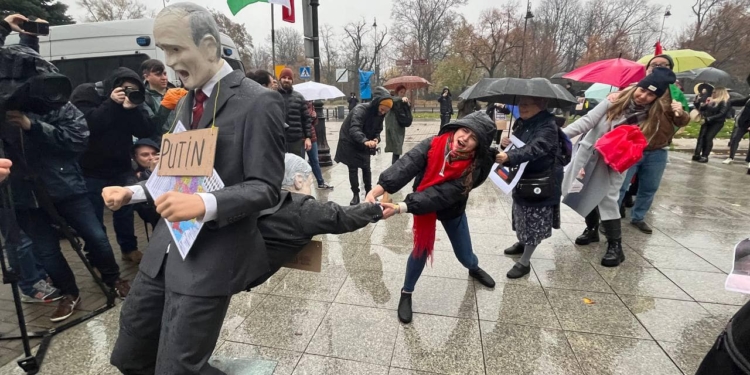 Як «Орбана» із «дупи путіна» витягали: у Варшаві біля угорського посольства активісти влаштували лялькову виставу (ФОТО)