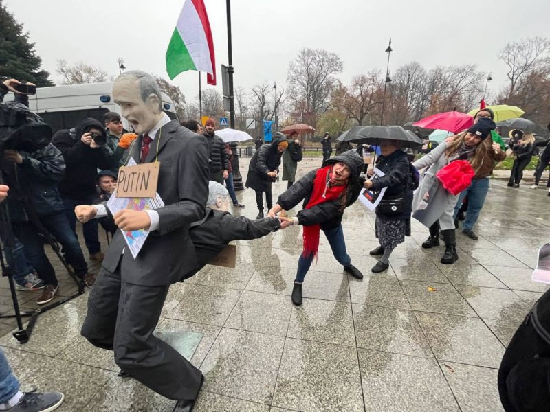 Як «Орбана» із «дупи путіна» витягали: у Варшаві біля угорського посольства активісти влаштували лялькову виставу (ФОТО)