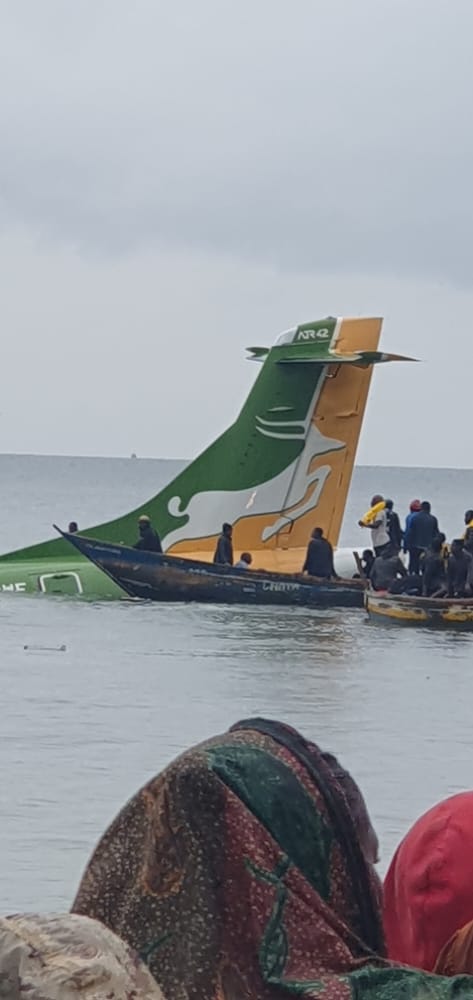 В Танзанії пасажирський літак з півсотнею людей на борту впав у озеро Вікторія (ФОТО) 1