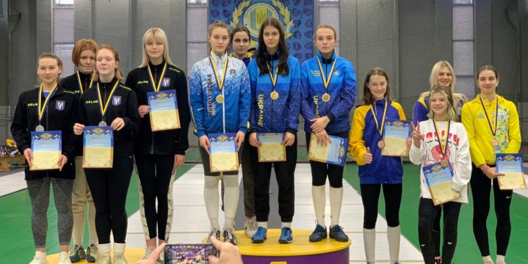 Юніорський чемпіонат України з фехтування на шаблях: дівоча команда з Миколаєва – з «золотом», хлопчача – зі «сріблом» (ФОТО)
