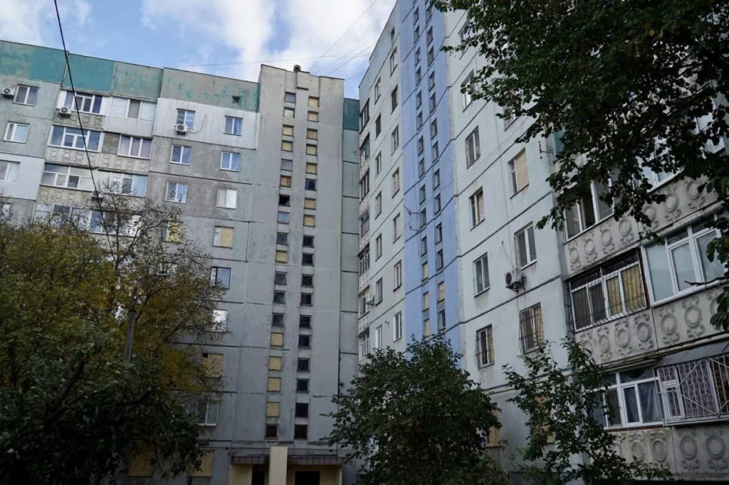 За тиждень в Миколаєві відновили дахи 10 багатоповерхівок і закрили ОСБ-плитами 2600 кв.м віконних прорізів, пошкоджених російськими обстрілами 1