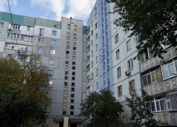 За тиждень в Миколаєві відновили дахи 10 багатоповерхівок і закрили ОСБ-плитами 2600 кв.м віконних прорізів, пошкоджених російськими обстрілами