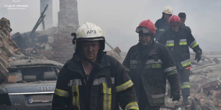 З початку російського вторгнення рятувальники Миколаївщини витягли з-під завалів 174 людини (ФОТО)