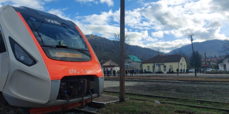 Укрзалізниця здійснила перший пробний заїзд на відновленій ділянці Рахів – Ділове – Валя-Вішеулуй (ФОТО, ВІДЕО)