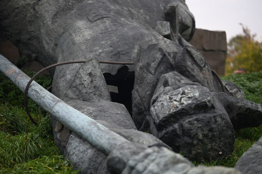 В Ужгороді влада демонтувала радянський пам’ятник «визволителям» (ФОТО) 1