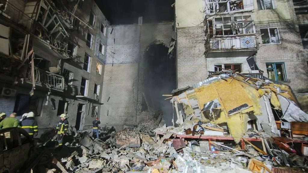 Внаслідок нічної ракетної атаки по Миколаєву зруйновано п’ятиповерхівку. Вже відомо про 2 загиблих і 2 поранених (ДОДАНО ФОТО) 31