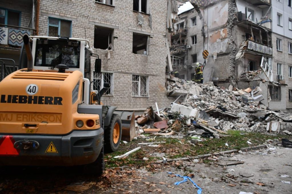 Внаслідок нічної ракетної атаки по Миколаєву зруйновано п’ятиповерхівку. Вже відомо про 2 загиблих і 2 поранених (ДОДАНО ФОТО) 5