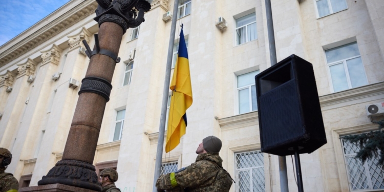 Володимир Зеленський узяв участь у піднятті Державного прапора України у звільненому Херсоні (ФОТО)