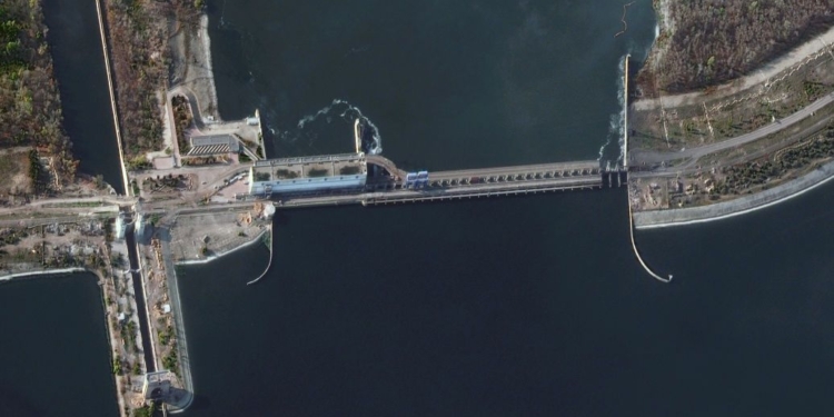 Окупанти пошкодили дамбу Каховської ГЕС (СУПУТНИКОВІ ФОТО, ВІДЕО)