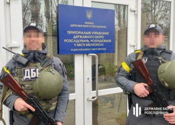 Нещодавно один з колаборантів зі Снігурівки запрошував працівників ДБР особисто передати йому повідомлення про підозру – його вже розшукують, аби виконати прохання