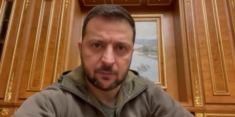 Президент України Володимир Зеленський: «Ми знаємо, чого хоче ворог. Він свого не доб’ється. Бережіть себе і будьте в укриттях» (ВІДЕО)