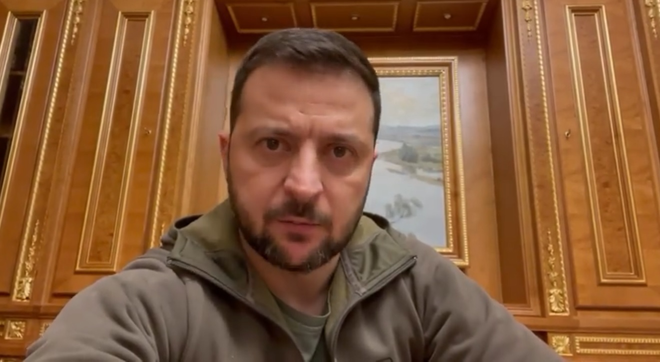 Президент України Володимир Зеленський: «Ми знаємо, чого хоче ворог. Він свого не доб’ється. Бережіть себе і будьте в укриттях» (ВІДЕО)