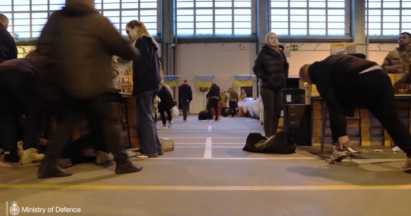 Велика Британія допомогла з зимовим обмундируванням для майже 9 тисяч українських військових (ВІДЕО)