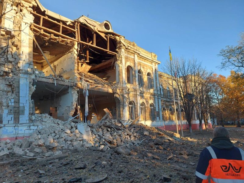 В Миколаєві 4 ракетами С-300 зруйнована гімназія, приватні будинки, пошкоджено медзаклад