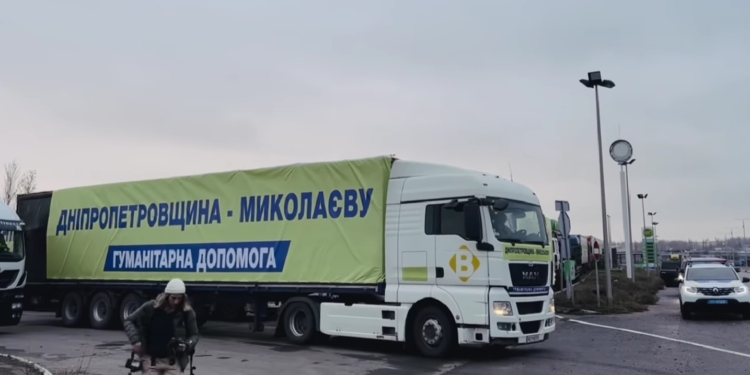 Для Миколаївщини і Херсонщини: з Дніпропетровської області надійшло 11 фур гуманітарної допомоги і техніка (ВІДЕО)