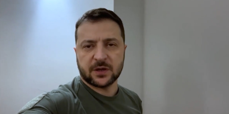 «Найбільш жорсткі бої – як і раніше, на Донеччині. Луганщина – потроху і з боями рухаємось» – Зеленський (ВІДЕО)