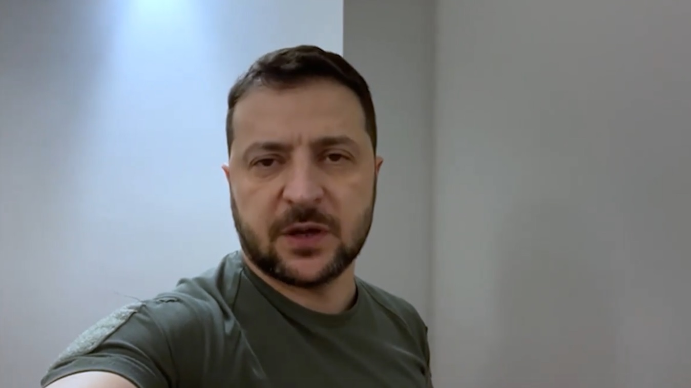 «Найбільш жорсткі бої – як і раніше, на Донеччині. Луганщина – потроху і з боями рухаємось» – Зеленський (ВІДЕО)