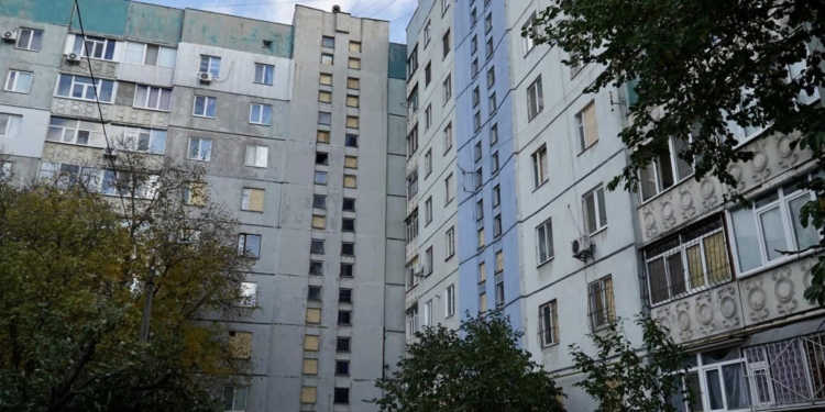 У Миколаєві за тиждень ОСБ-плитами закрили віконні прорізи у 111 багатоповерхівках, а у 8 відремонтували дахи, які були пошкоджені російськими обстрілами