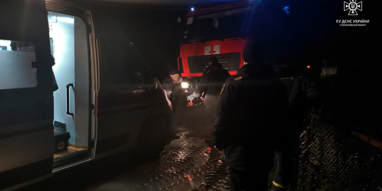 На Миколаївщині рятувальники вночі витягли з багнюки «швидку допомогу» з пацієнтом