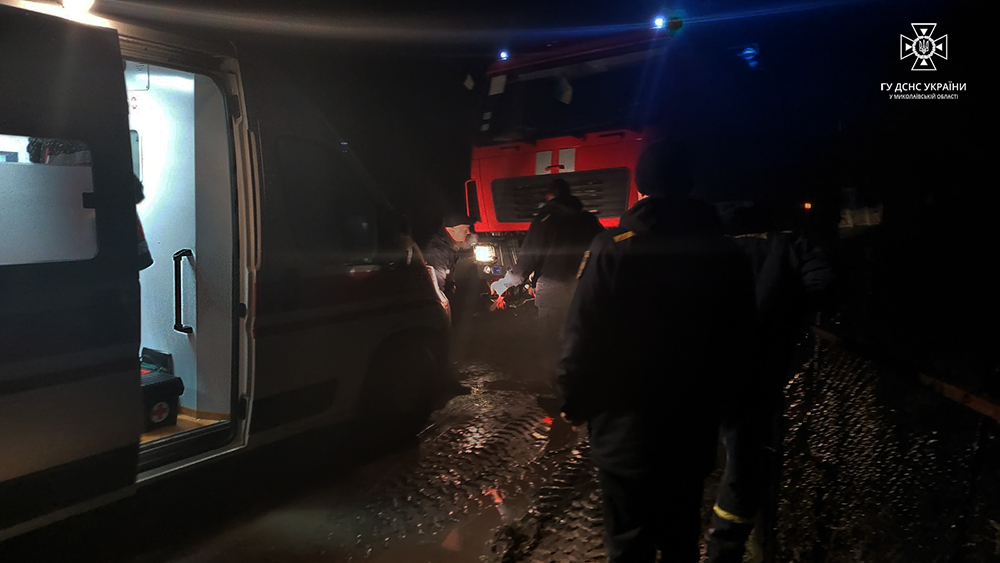 На Миколаївщині рятувальники вночі витягли з багнюки «швидку допомогу» з пацієнтом 1