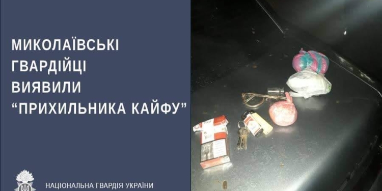В Миколаєві на блокпосту нацгвардійці виявили “прихильника кайфу” з 200 грамами канабісу