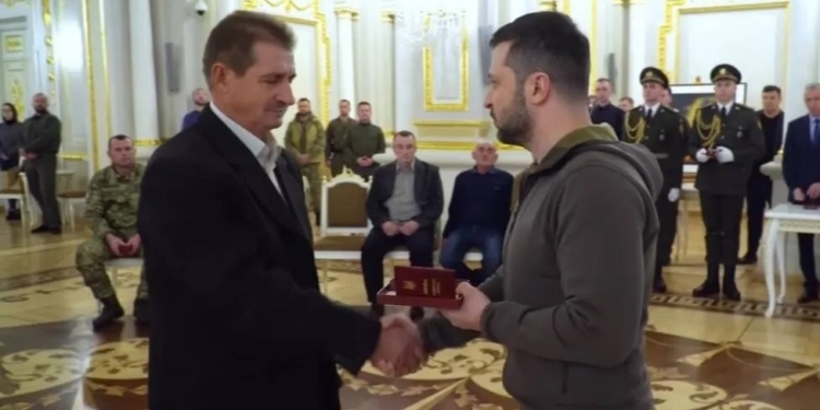 Президент вручив орден мешканцю Снігурівки, який протягом 8 місяців передавав дані про місцеперебування окупантів та скупчення їхньої військової техніки
