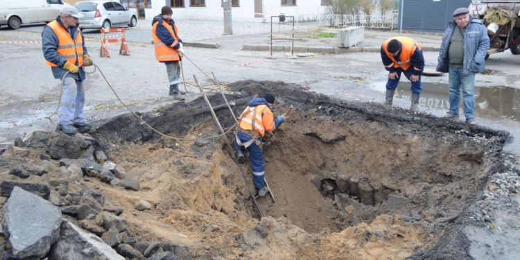 Через аварію на каналізаційній мережі в Миколаєві тимчасово закрито рух транспорту на перехресті вулиць Погранична та Громадянська (ФОТО)