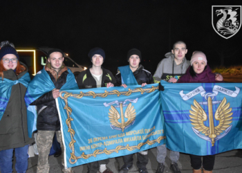 Хлопці виснажені та змучені, але не скорені: звільнених з полону миколаївських морпіхів зустріли на рідній землі (ФОТО)