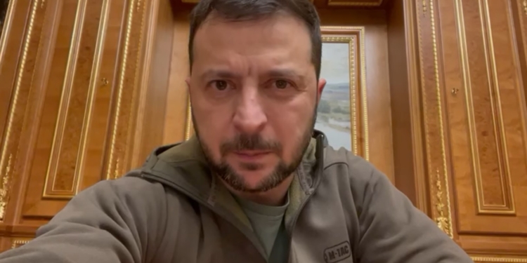 «Ми з вами незламний народ» – Зеленський звернувся до українців після російської ракетної атаки (ВІДЕО)