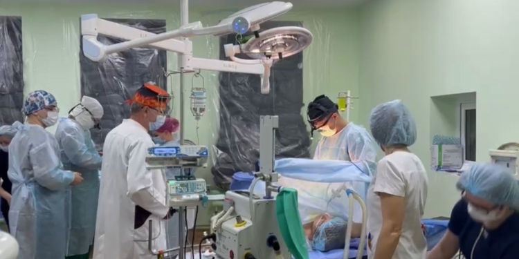 Навіть під час блекауту в лікарнях України продовжувались складні операції – МОЗ