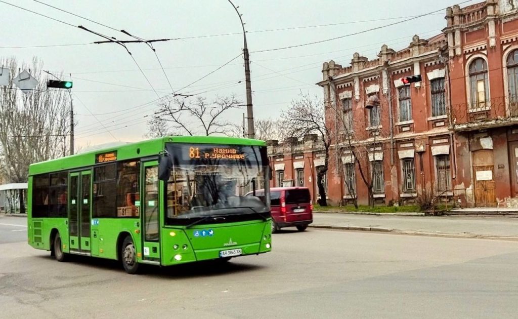 В Миколаєві сьогодні працюють тільки комунальні автобуси і маршрутки 1