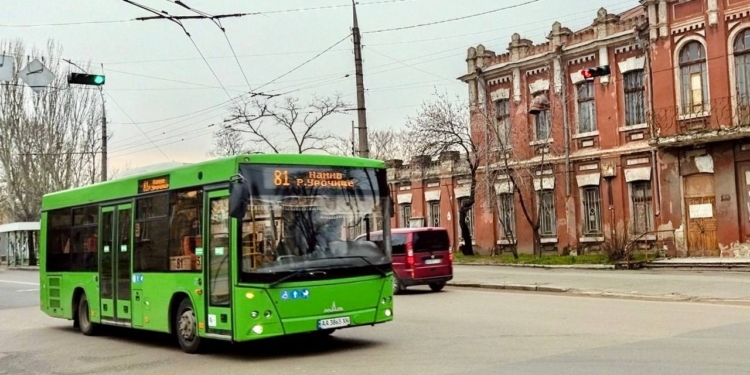 В Миколаєві сьогодні працюють тільки комунальні автобуси і маршрутки