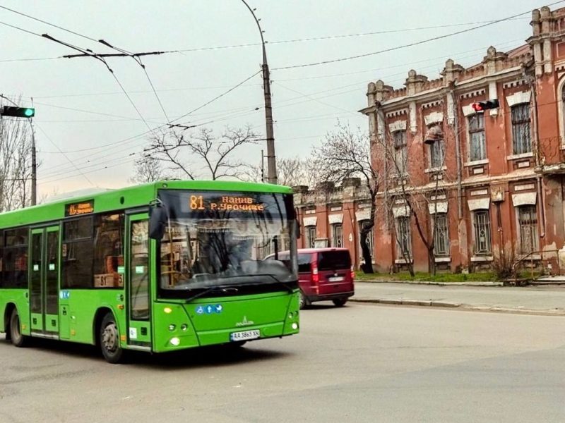В Миколаєві сьогодні працюють тільки комунальні автобуси і маршрутки