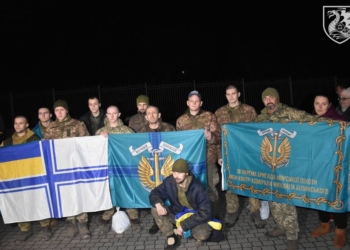 Як зустрічали звільнених з російського полону миколаївських морпіхів на рідній землі (ФОТО)