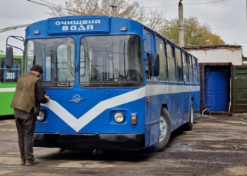 Сьогодні в Миколаєві питну воду розвозять спеціальні тролейбус і трамвай, також працюють 14 точок видачі води на базі «Миколаївоблтеплоенерго»
