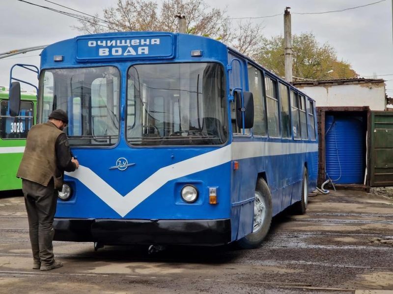 Сьогодні в Миколаєві питну воду розвозять спеціальні тролейбус і трамвай, також працюють 14 точок видачі води на базі «Миколаївоблтеплоенерго»