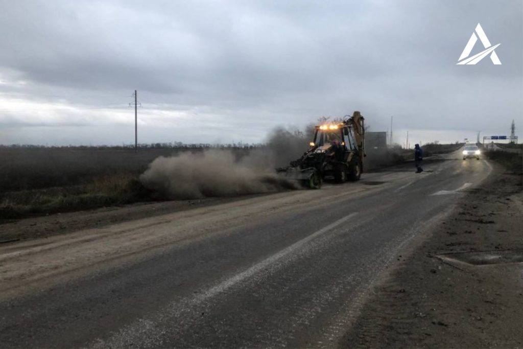 На звільненій від російських окупантів територіях Миколаївщини вже розчищено 150 км доріг (ФОТО) 2