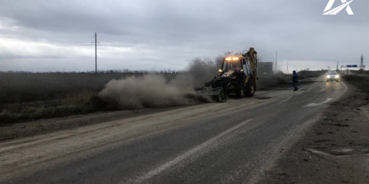 На звільненій від російських окупантів територіях Миколаївщини вже розчищено 150 км доріг (ФОТО)