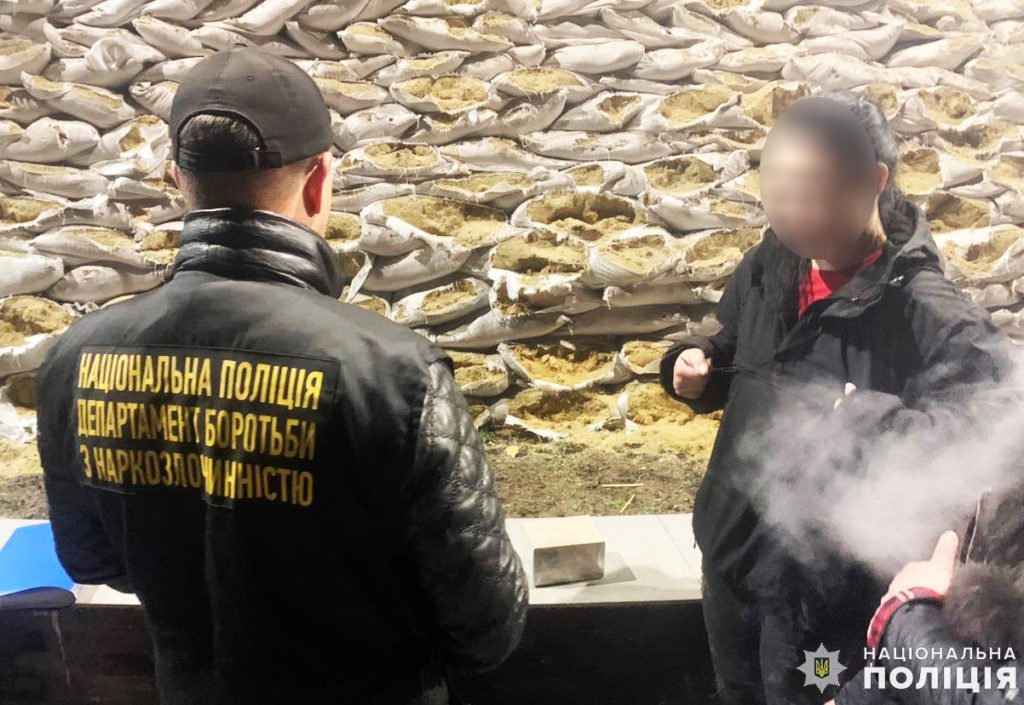 Поліцейські Миколаєва вилучили у місцевої жительки більше 100 грамів «Альфа-PVP» (ФОТО) 1