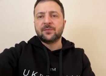 «Дякую кожному і кожній, хто працює заради України і українців! Усім, хто повертає людям тепло, воду, електрику та зв’язок» – Зеленський (ВІДЕО)